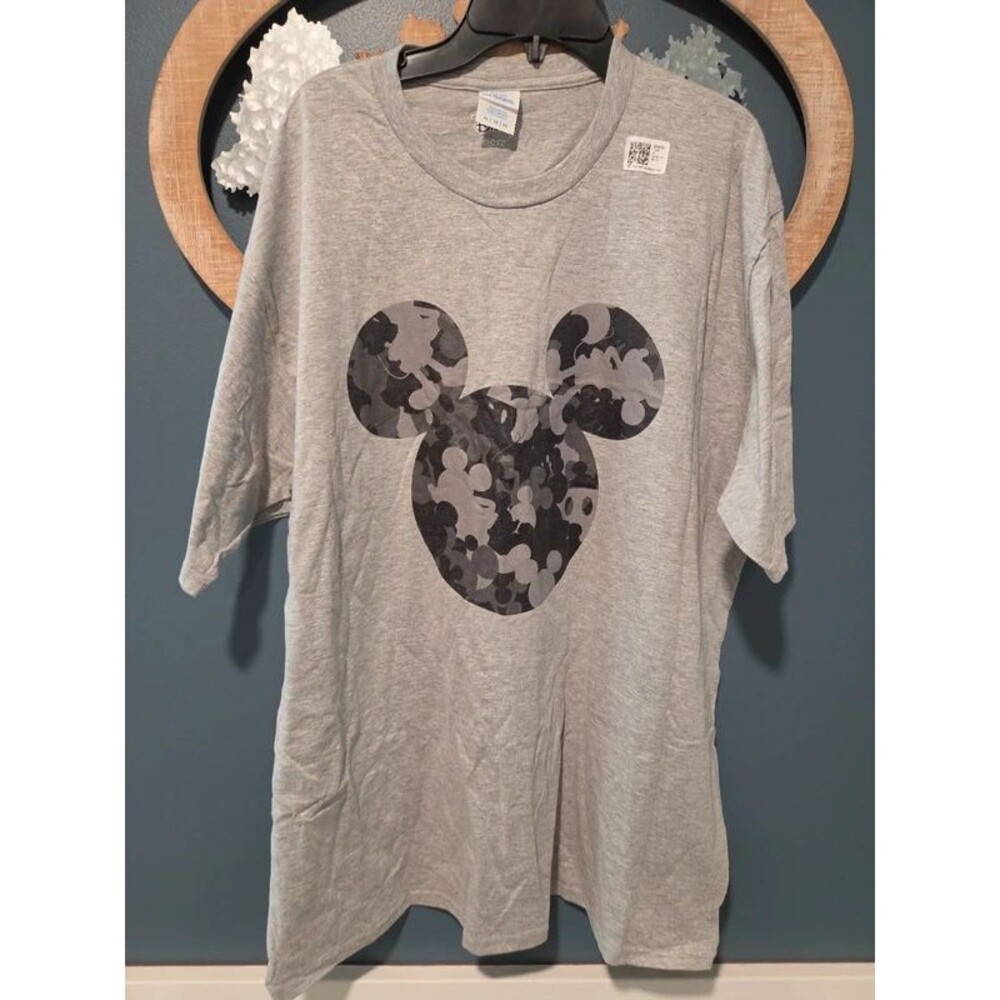 Men's xlarge mickey mouse short sleeve t-shirt.